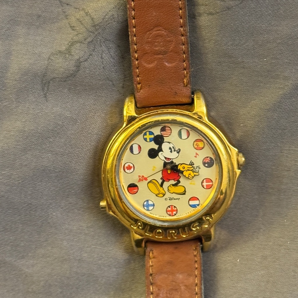 Vintage 1990s Disney Mickey Mouse Lorus Watch - Picture 4 of 4